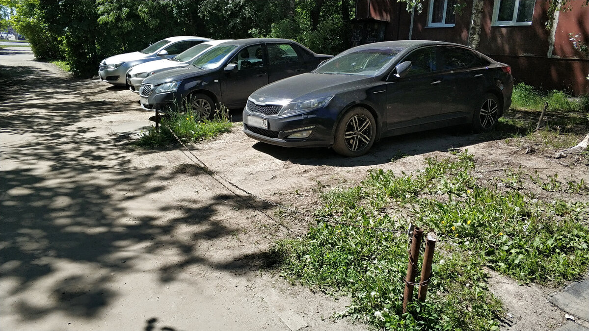Парковка с цепью у многоквартирного дома на пр. Текстильщиков в г. Иваново