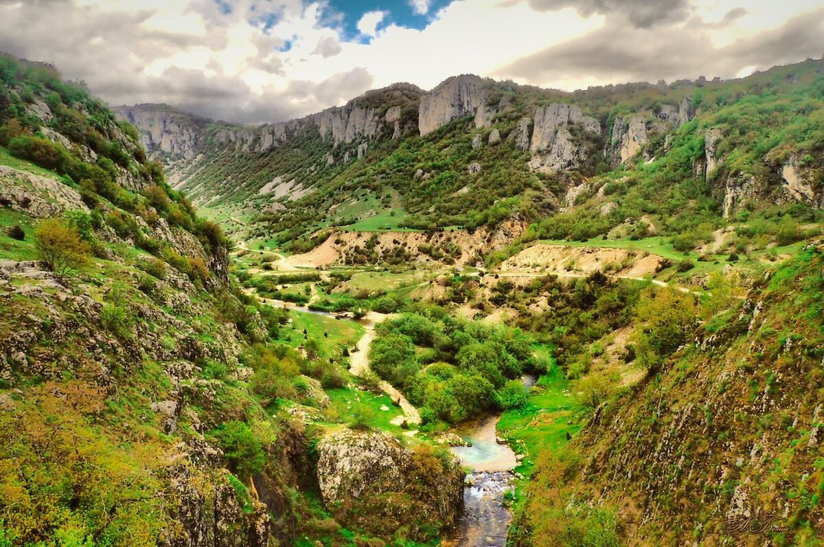 глубокий каньон недалеко от г.Шавник