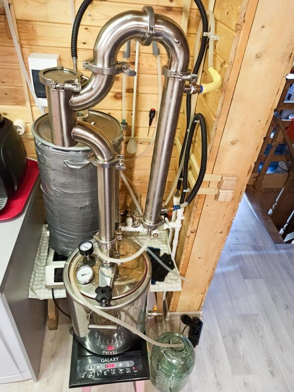 Оборудование для гидролата: Автоклав в качестве перегонного куба, царга 30 см на 2 дюйма, джин корзина, два поворота на 90°, холодильник и носик, источник нагрева - индукционная плита  - © авторское фото