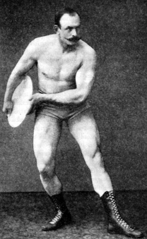 Владислав Алексеевич метает диск 