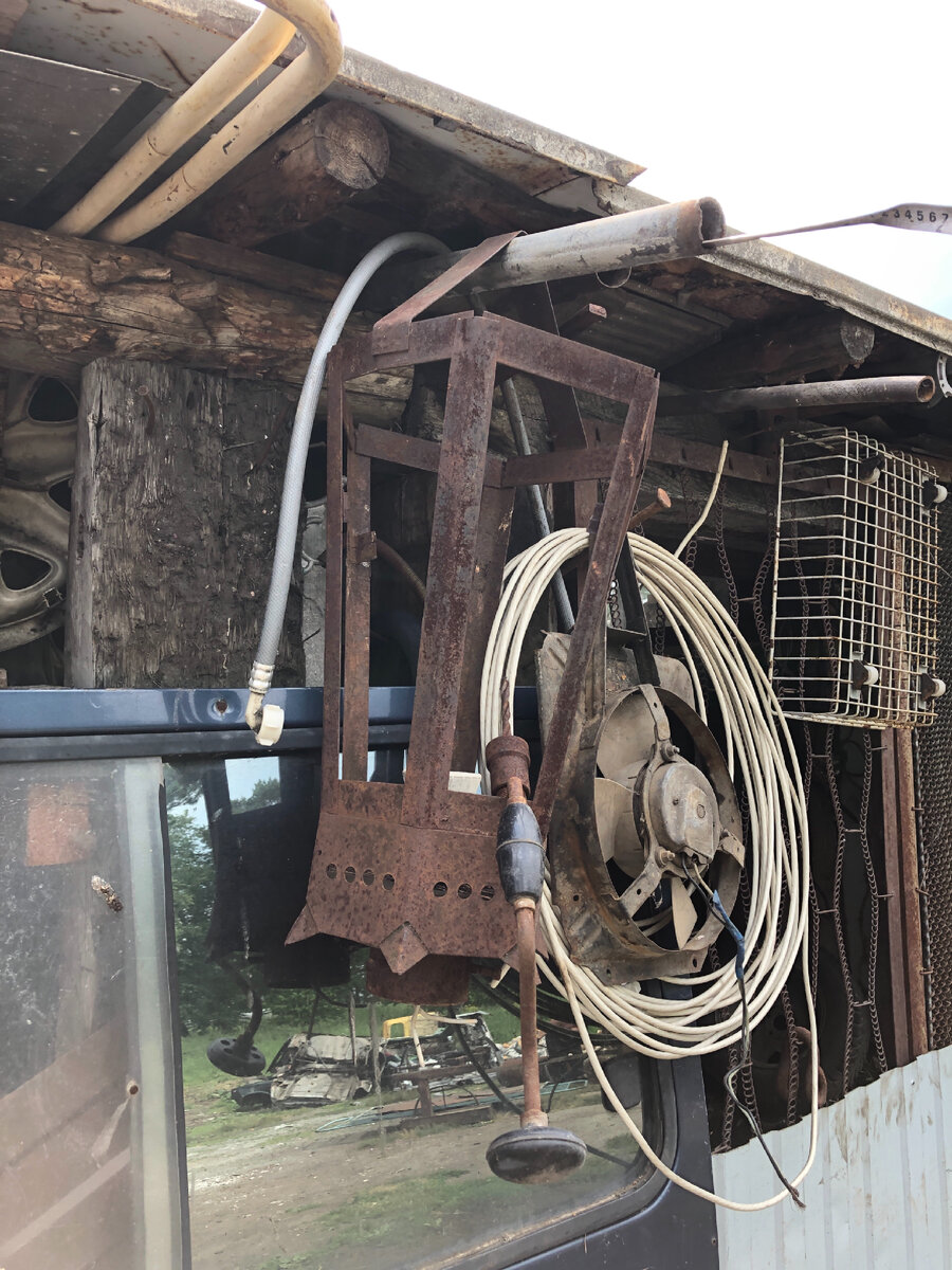 На разборе. Здесь и далее на фото не наш металлолом, а тот, что был у мужика во дворе. Фото автора