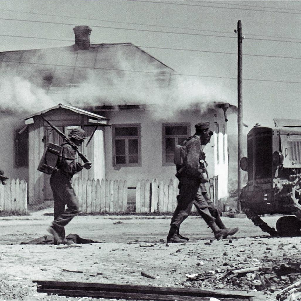 1941 на немецком. 1941 Война украинские села. Советские солдаты в деревне 1941. Немецкие войска 1941 в деревне. В июне 1941 деревня.