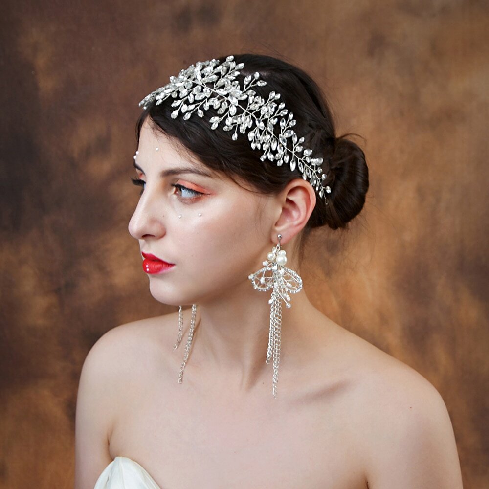Свадебные украшения для волос невесты: свежие идеи и модные тенденции