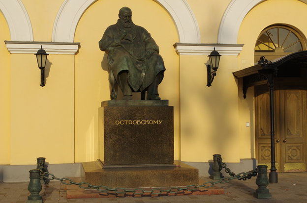 Памятник островскому в москве. Памятник Александру Островскому у малого театра. Малый театр памятник Островскому. Памятник Островскому у малого театра в Москве.