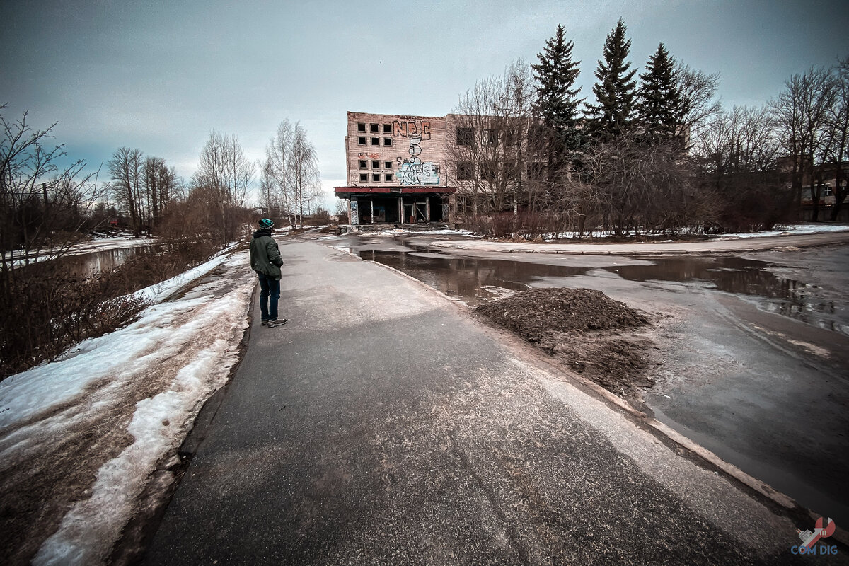 Друг думает: идти или не идти? 