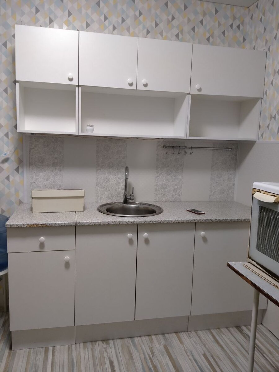 И даже столешница гарнитура не монолитная