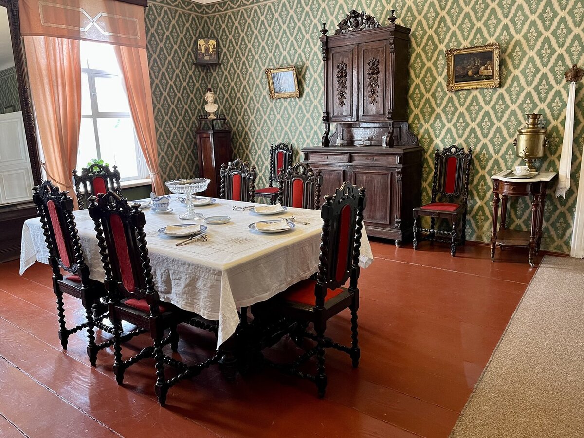 Мебелированная комната для трапезы и приёма гостей Достоевского.