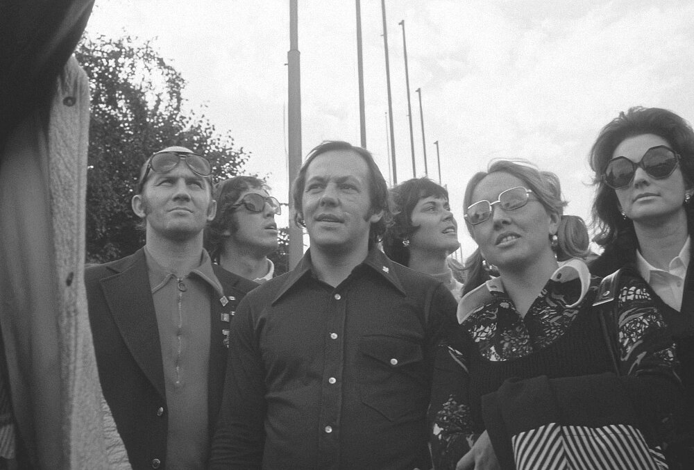  Канадцы с женами в московском Кремле. Гэри Бергман, Боб Оури, Иван Курнуайе