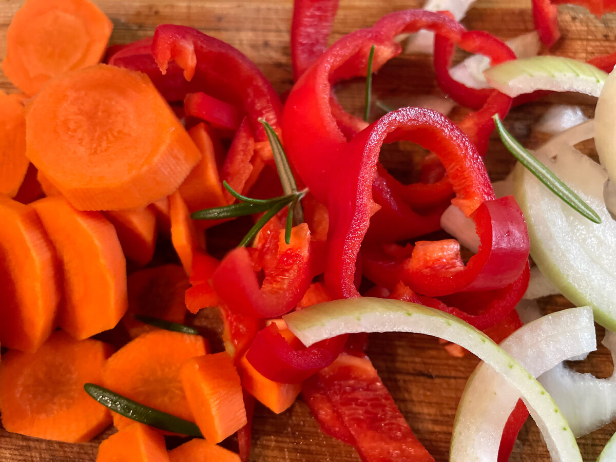 Лук, морковь, красный сладкий перец  и розмарин