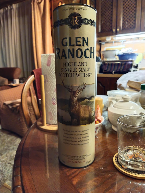 Обстановка вечерняя, дачная.