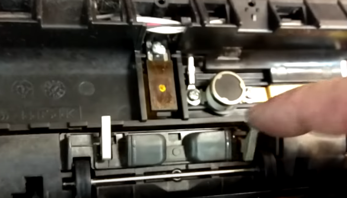 Фото 41. Закручиваем обратно четыре винта, закрепляющие две половины термоблока. Мы их выкручивали на фото (11-14)