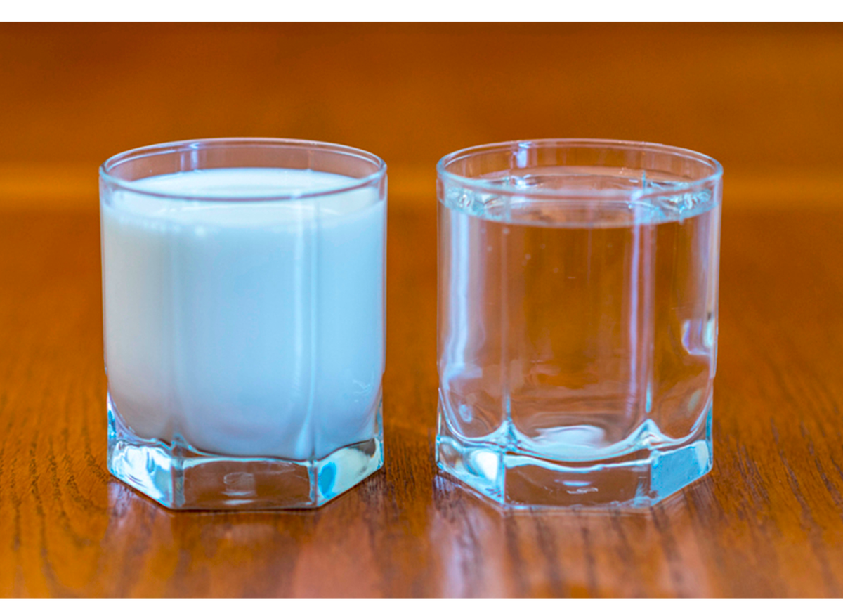 Молоко и вода. Молоко в стакане. Стакан с водой и молоком. Стаканчик с водой. Milk and water