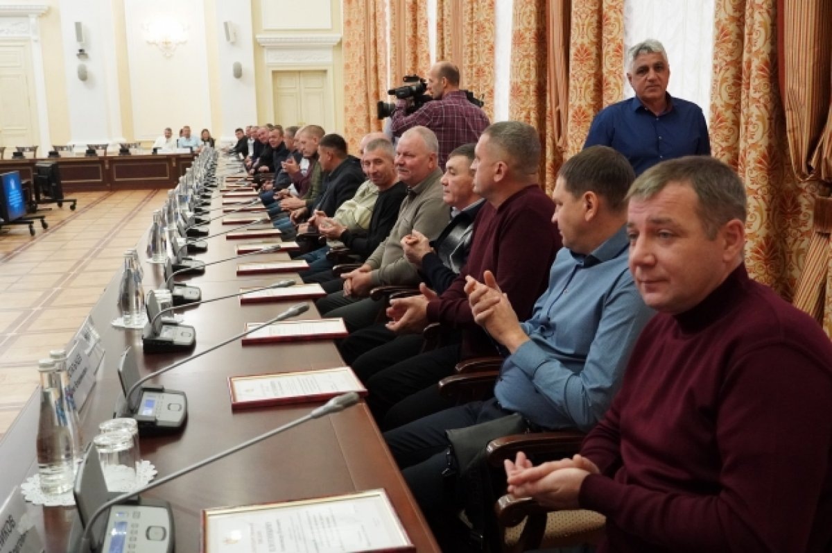    В Воронеже наградили водителей, вывозивших людей из Херсонской области