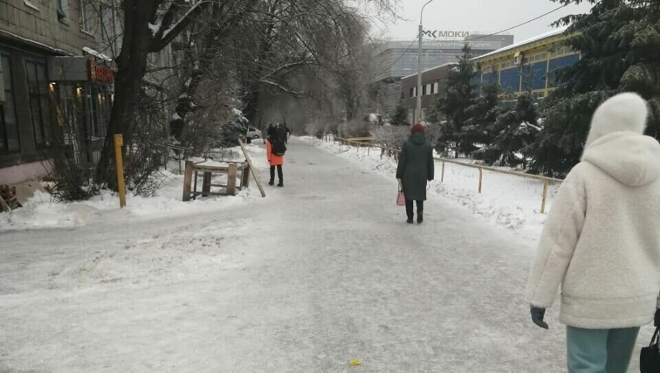     Жители Казани жалуются на скользкие дороги в Кировском и Московском районах. Комментарии стали появляться в Telegram-канале района и мэрии города.