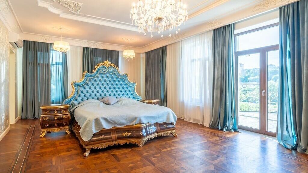   В особняке четыре спальни Мария Материкова
