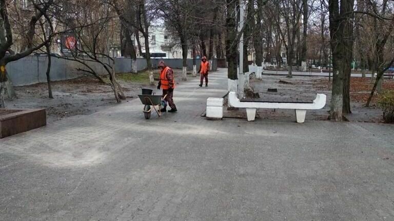     В Ростове-на-Дону в данный момент более 1,5 тысячи дворников борются с гололедицей на тротуарах, сообщили в мэрии.