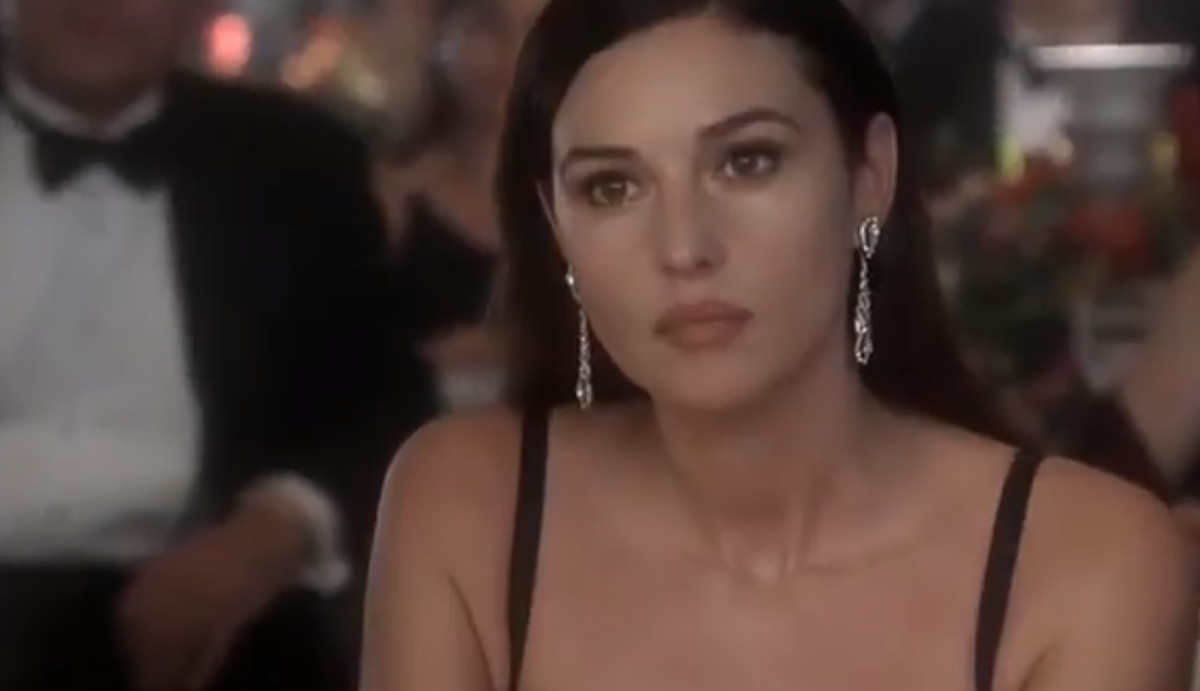 Кадр из кинофильма "Под подозрением", 1999 г., режиссер Стивен Хопкинс, сценаристы Клод Миллер, Жан Эрман, Мишель Одиар, композитор Брайан Трансо (скриншот)