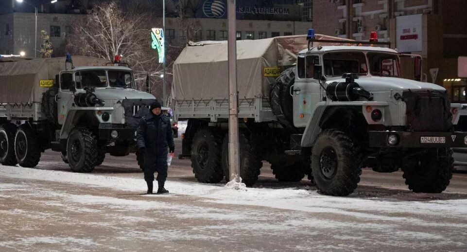 Военнослужащий Национальной гвардии Казахстана дежурит на одной из улиц в Астане / Sputnik📷
