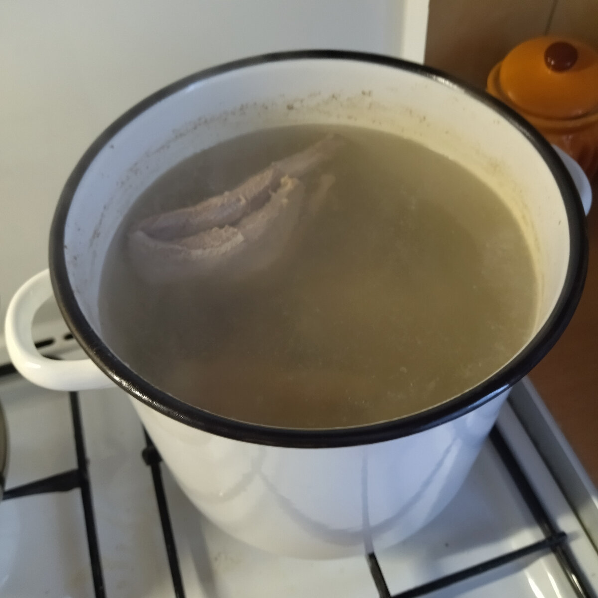 Не знаю, почему на фото бульон такой грязный и мутный😲 Он вообще-то не такой🙅‍♀️