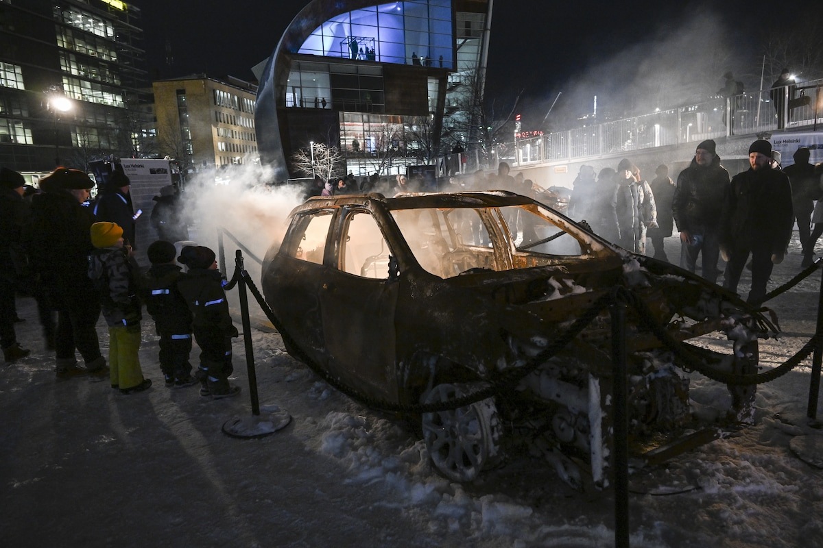 Люди рассматривают инсталляцию “Физическая возможность смерти в сознании кого-то живущего” чешского дизайнера Максима Вельковского, выставленную в рамках фестиваля света Lux Helsinki в среду. ((Киммо Брандт/EPA-EFA/Shutterstock)