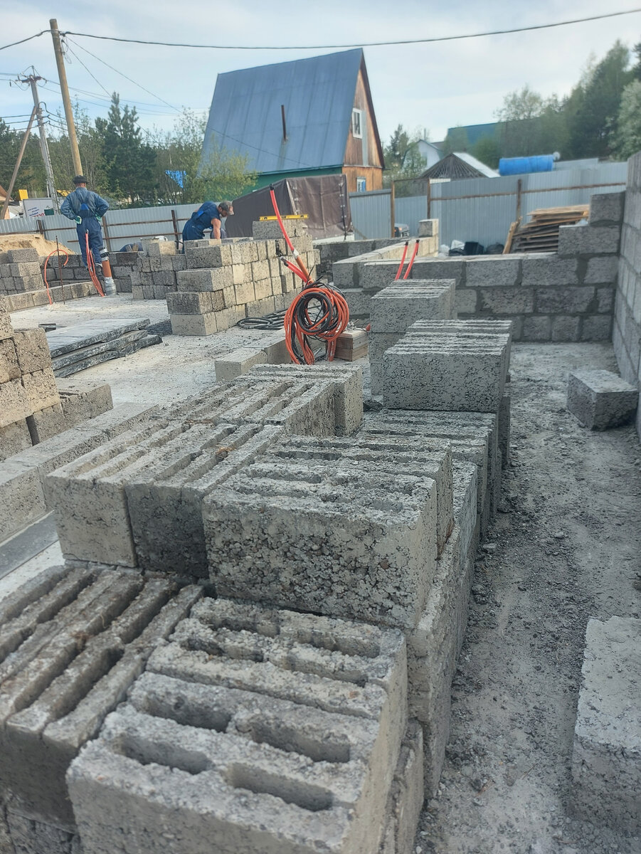 Вторую партию раскладывали сразу на фундамент 