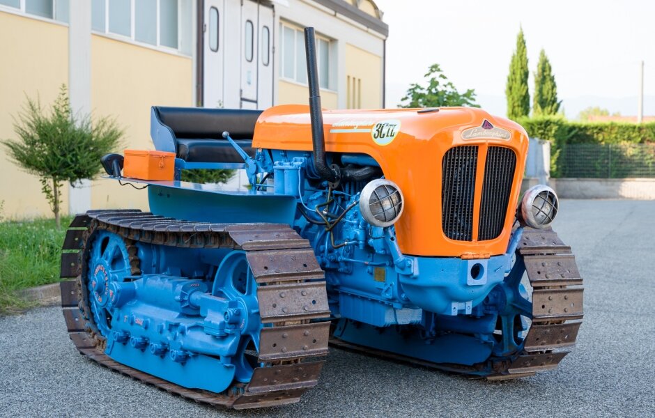 https://bringatrailer.com/wp-content/uploads/2020/01/1965_lamborghini_2r_tractor_1580355350f9f98764dacingolato-0022_48425928082_o.jpg?fit=940%2C600