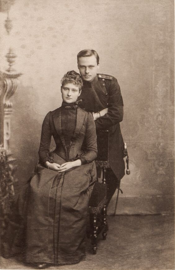 Принцесса Аликс с братом Эрнстом-Людвигом в 1888 году, за 4 года до смерти отца.