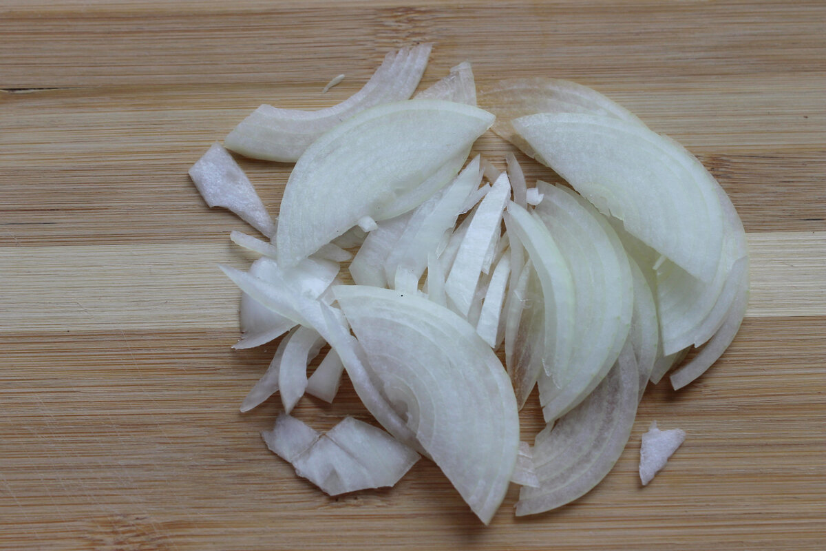 Я думала, что это много лука. Нет, он все же вкусный в салате.