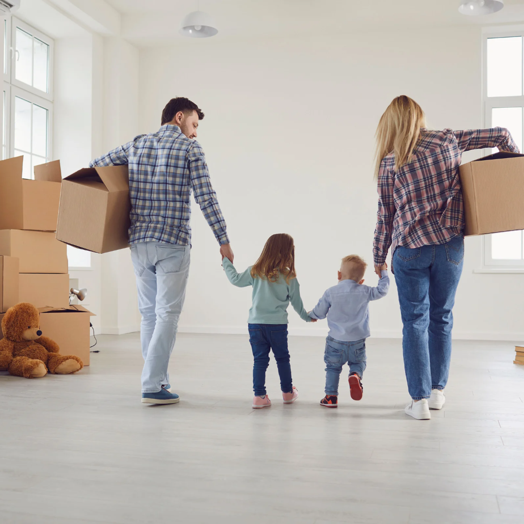 Семья в новой квартире. Семья с детьми в новой квартире. Счастливая семья с коробками. Семья переезжает. Семья в новой квартире.