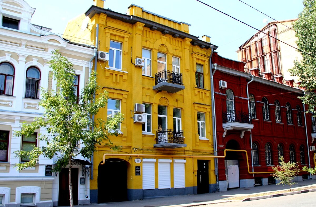 Фриз в боковых частях фасада декорирован прямоугольными картушами, 