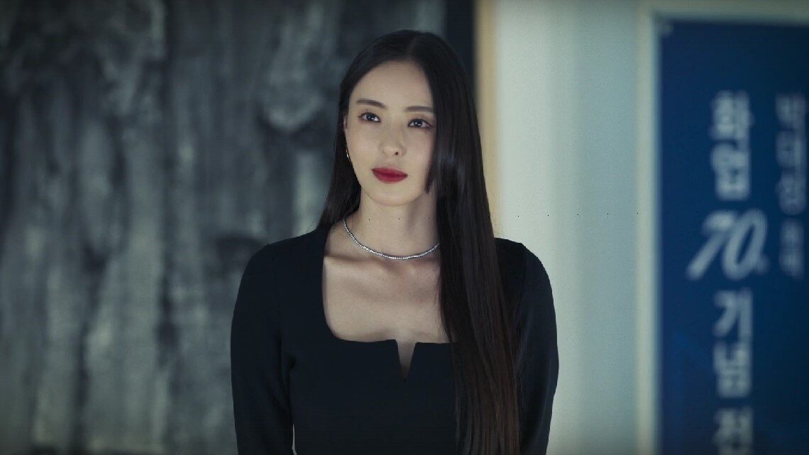 Стоп-кадр 1-й серии. Вон Ми Хо, наследница компании ТэханГрупп (актриса: Ли Да Хи)