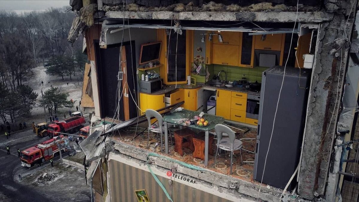 На Украине продолжается скандал вокруг ночного признания Алексея Арестовича о том, что жилой дом в Днепропетровске был разрушен из-за неудачной работы украинских систем ПВО.