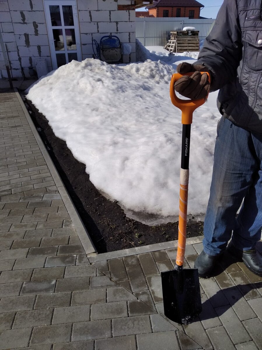 Откидывать ли снег от отмостки дома или нет? @ Сергей Горбунов