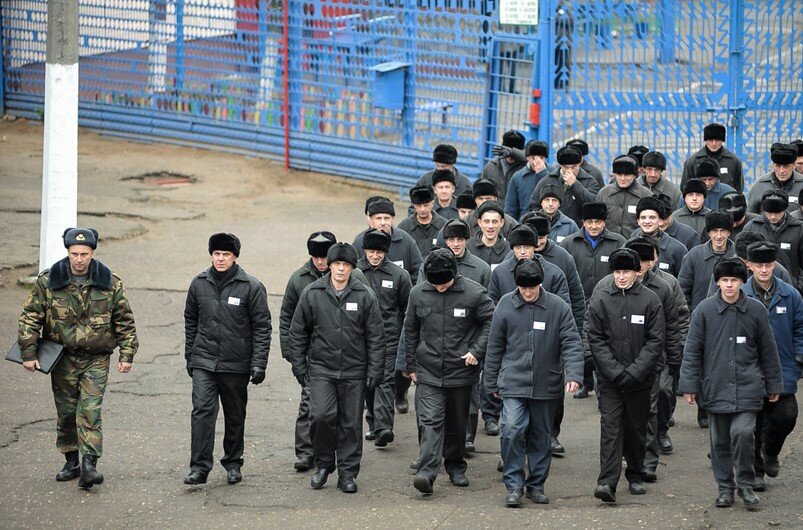 Зеки толпой изнасиловали во все дыры медсестру нимфоманку во время осмотра смотреть онлайн