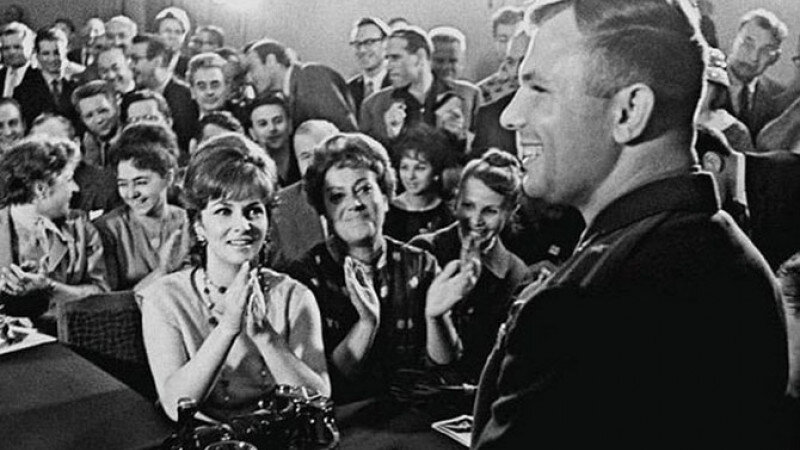     Юрий Гагарин и Джина Лоллобриджида, Москва, 1961 год realhappiness.ru