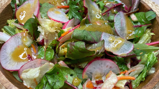 Салат из листьев салата, огурца и зеленого горошка