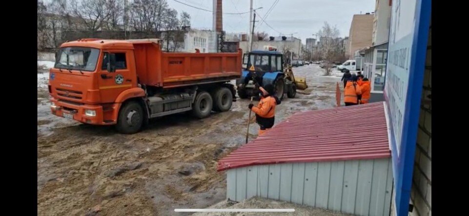 Как вытаскивали камаз. Яма на дороге. камаз на городской дороге. водитель камаза.