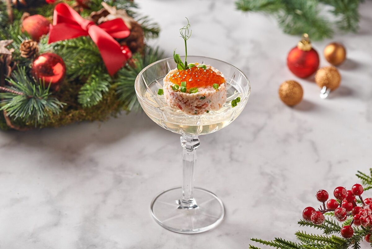    Салат с креветками, крабом и желе из шампанского