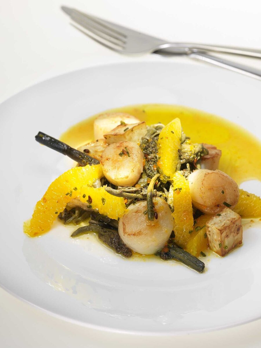    Морские гребешки с папоротником и сельдереем