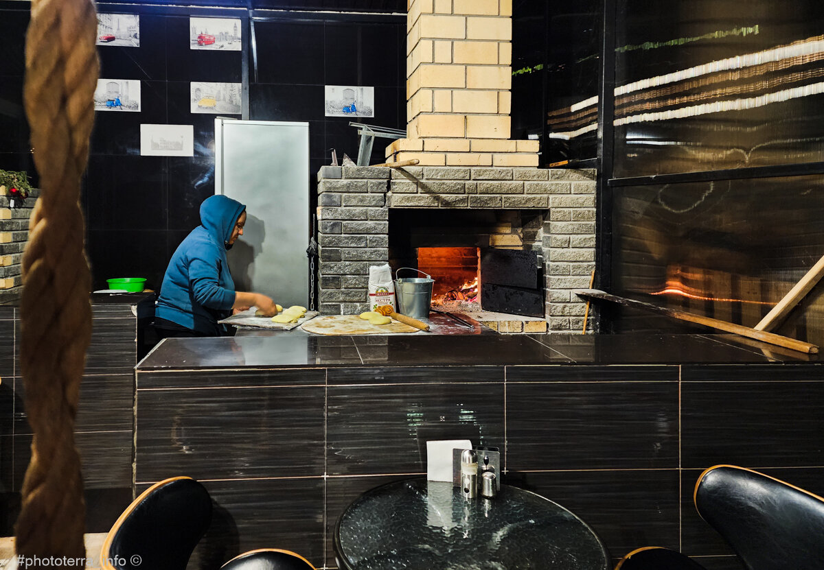 Печка и будущие хачапури. Кафе "Вкусно, как у мамы". Новый Афон. Фото: Корчагина Татьяна