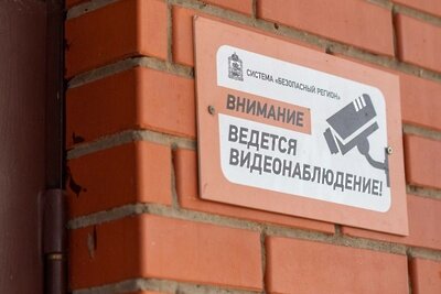    Табличка, предупреждающая о системе видеонаблюдения на входе в МКД в Подольске © Telegram-канал главы г.о. Подольск Дмитрия Жарикова