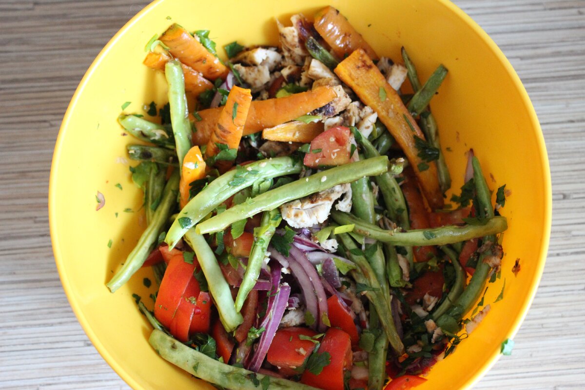    Теплый салат с курицей и овощами на гриле