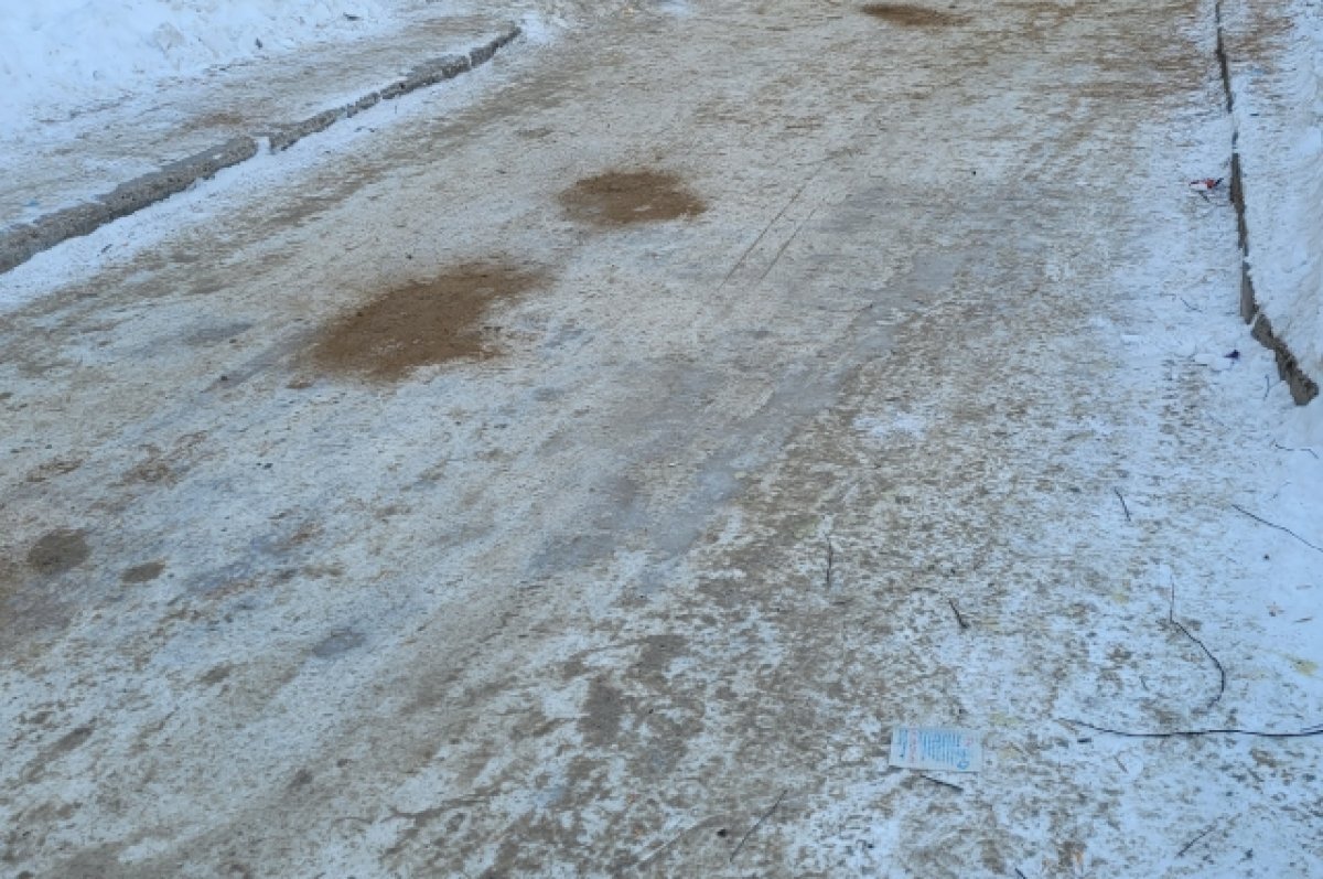    Наледь во дворе дома на улице Вологодской, 11.