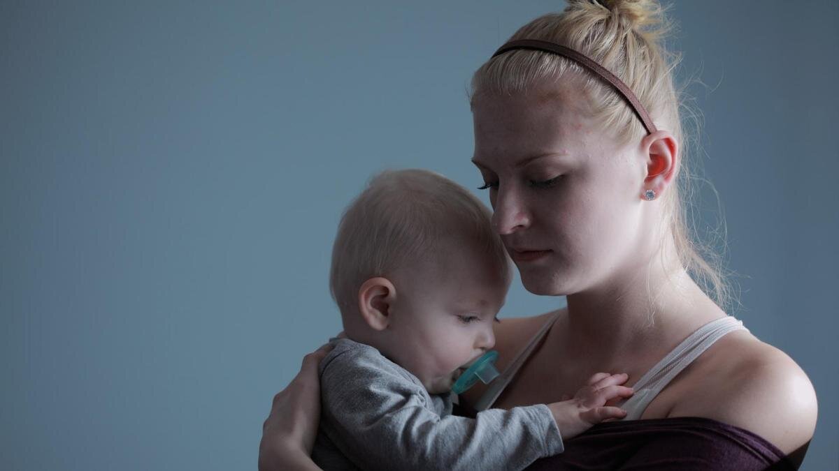    Женщина с ребенком: Unsplash/Sharon McCutcheon