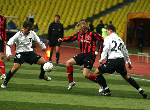 «Торпедо» - «Химки» (Химки) - 0:3. Торпедовцы Сергей Черногаев (№18) и Андрей Степанов (№24) против химчанина Александра Данишевского.
