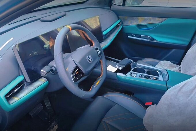 На фото: салон обновленного кроссовера Changan Uni-T 2023 модельного года