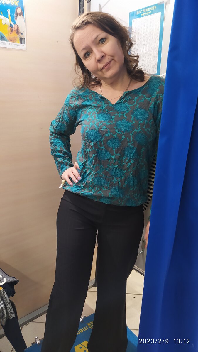 Штанишки полиэстеровые, блузка смесового состава. Но бирки отовсюду срезаны, поэтому ничего вам не смогу сообщить ни про бренды, ни какую то другую информацию.  У блузки должна быть пуговка, но она отсутствует 🤔.  То ли вещь в таком состоянии сдана в сх изначально, то ли вандалы постарались, пойди теперь разберись☹️.