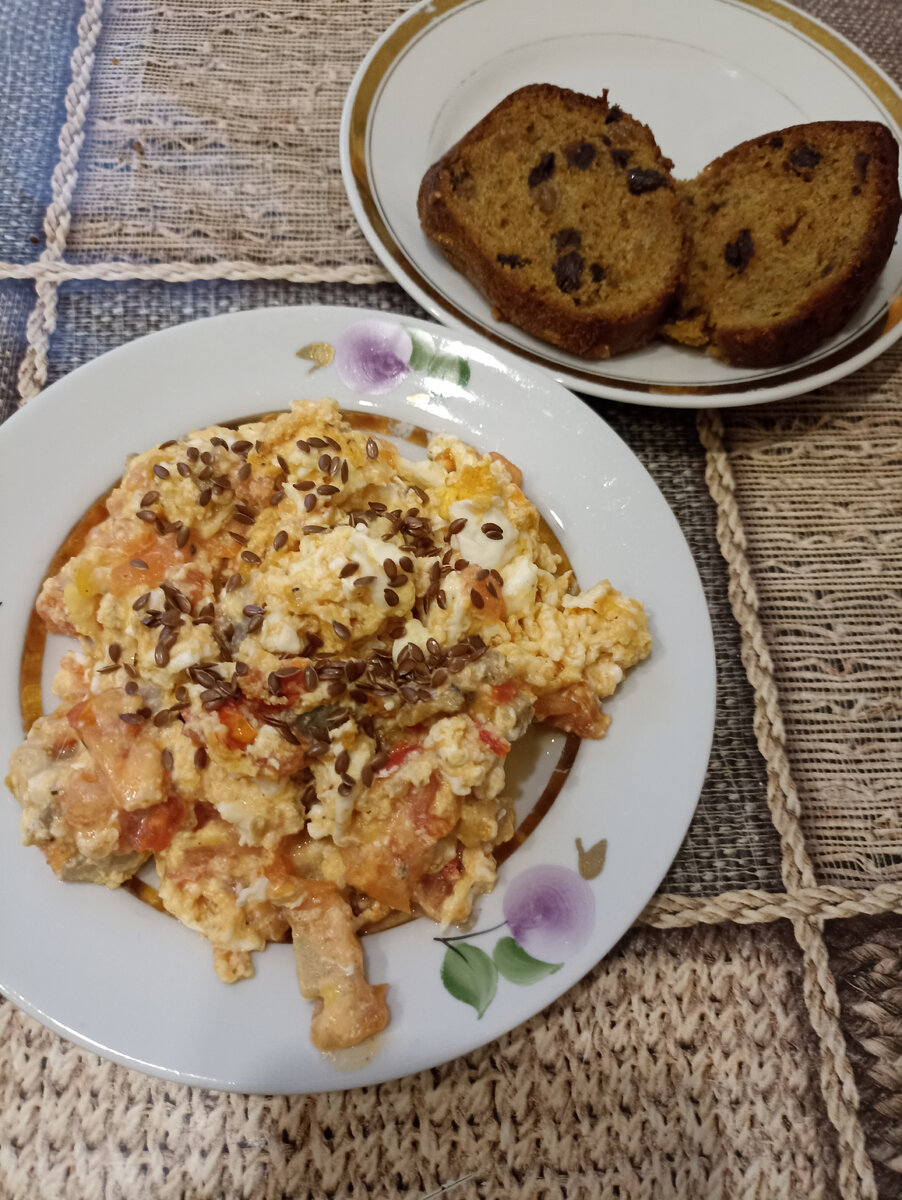 Омлет с помидоркой и мясом, чай с кексом. 
