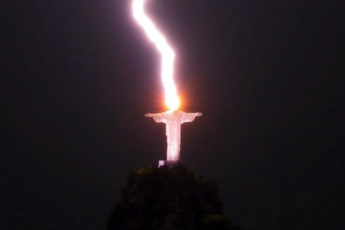 Молния попала в статую свободы. Статуя Христа-Искупителя Бразилия. Бразилия статуя Христа Спасителя. Статуя Иисуса в Рио де Жанейро. Молния в статую Христа Рио.