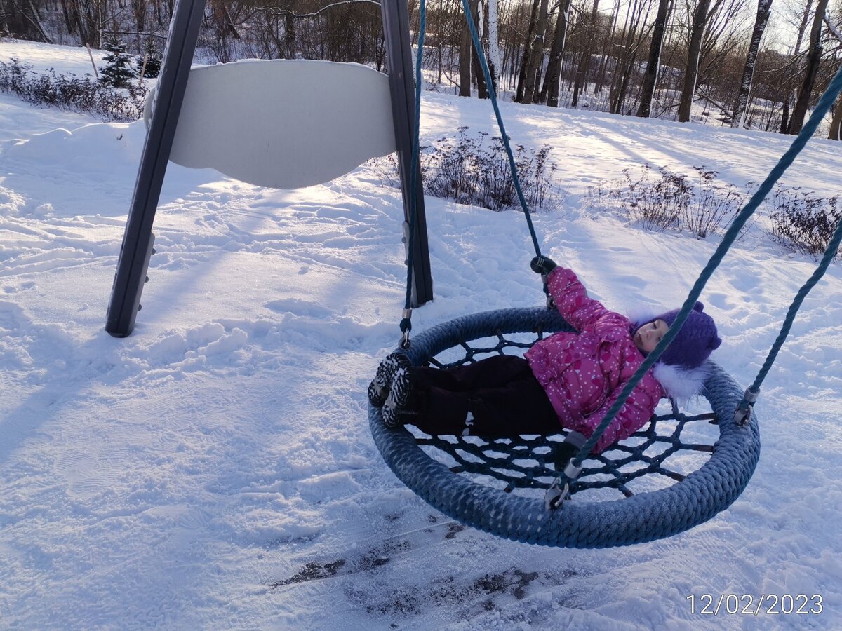 В парке на качелях